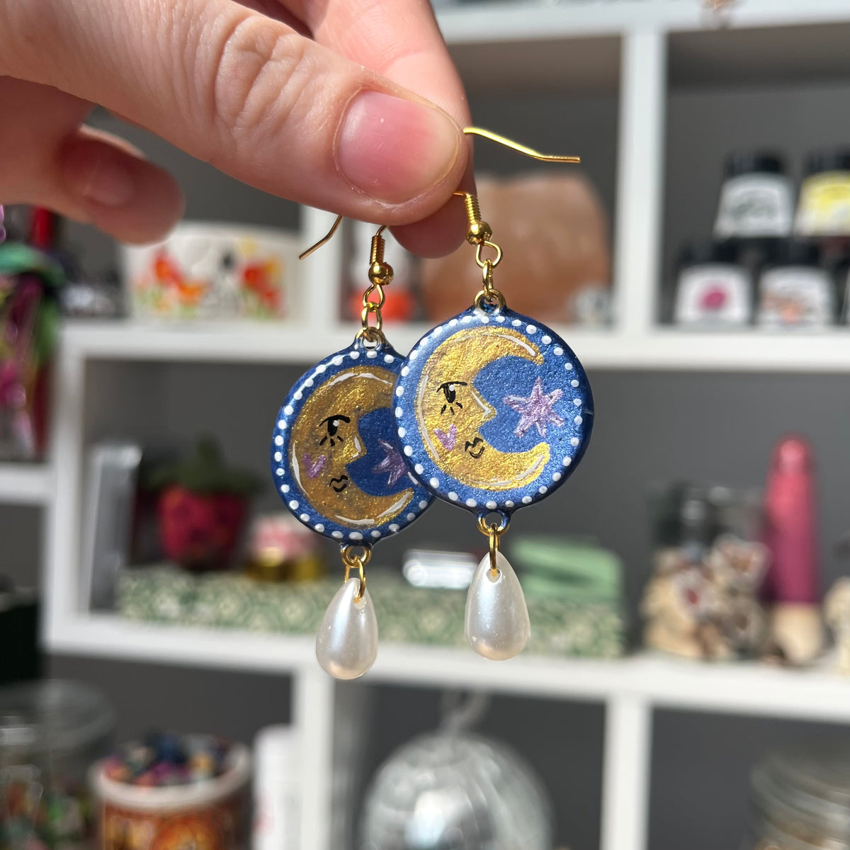 ‘the moon’ clay earrings (gold)