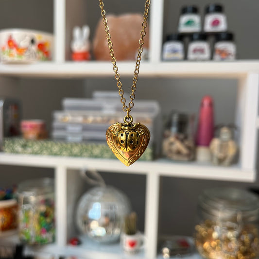 ‘lucky bug’ necklace (gold)