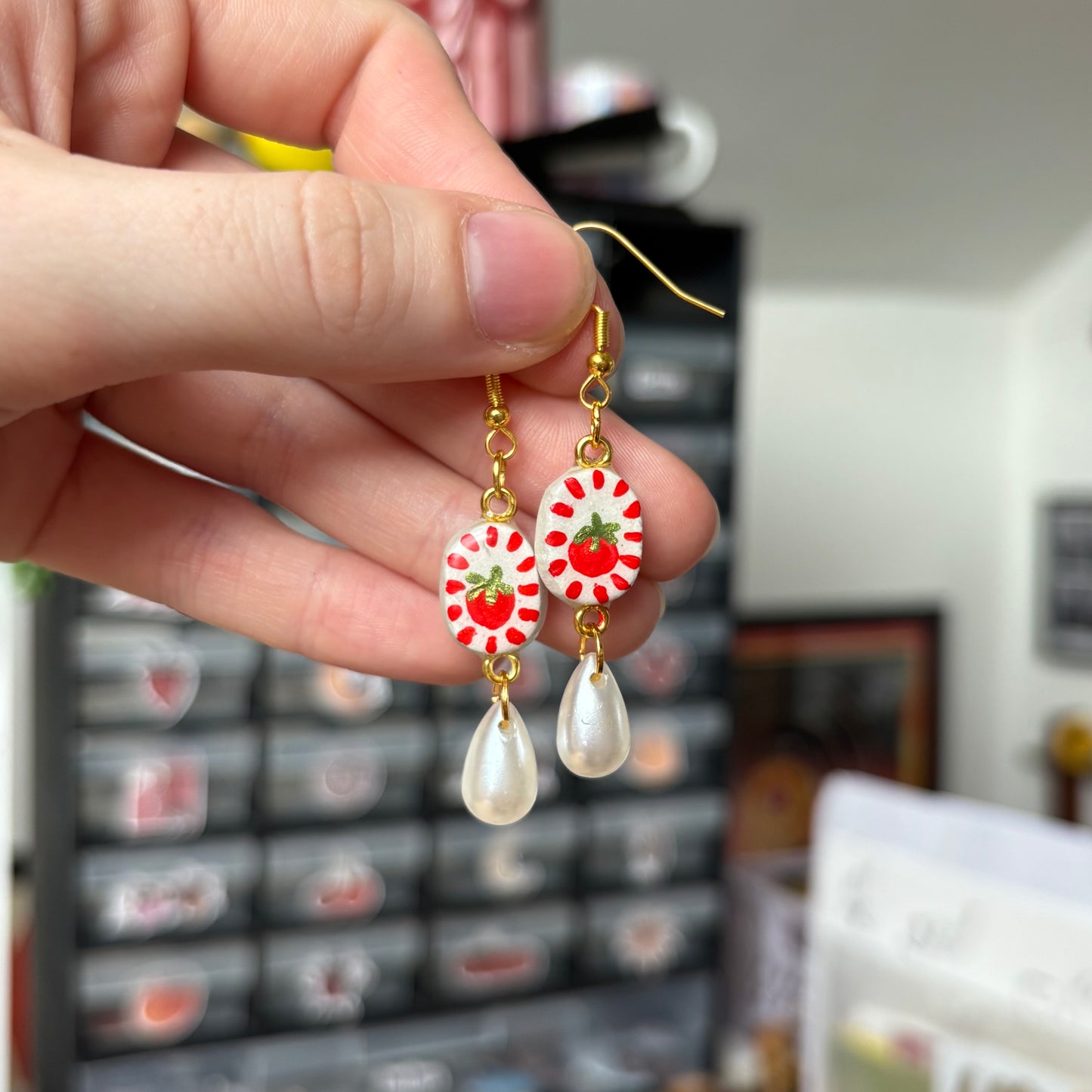 ‘tomatoes’ mini earrings (gold)